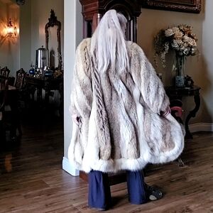 Luxurious Long Coyote Fur Coat with Ivory Fox Fur Trim
